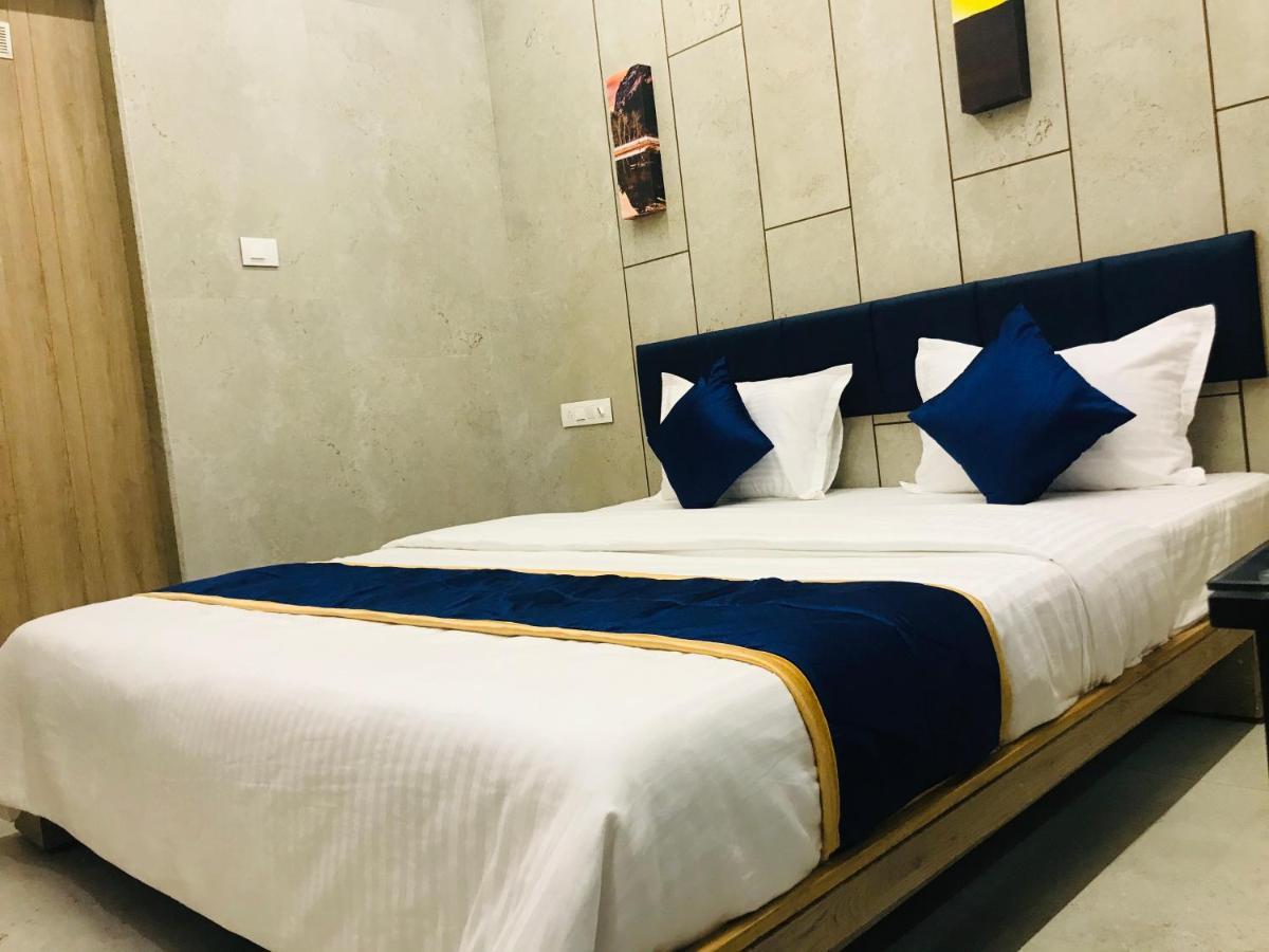 Hotel Blue Berry Gandhinagar Exterior foto